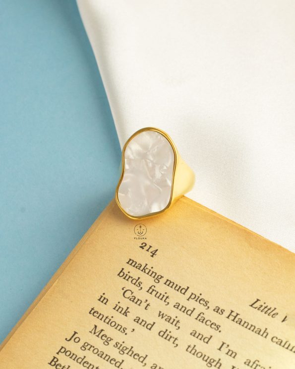 white rasin gold ring