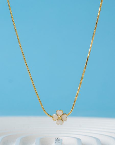 sinegle white flower necklace