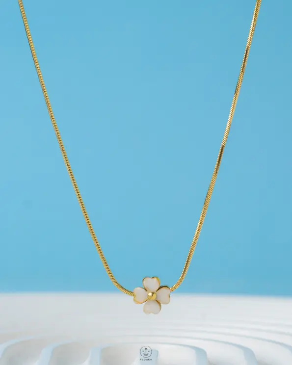 sinegle white flower necklace