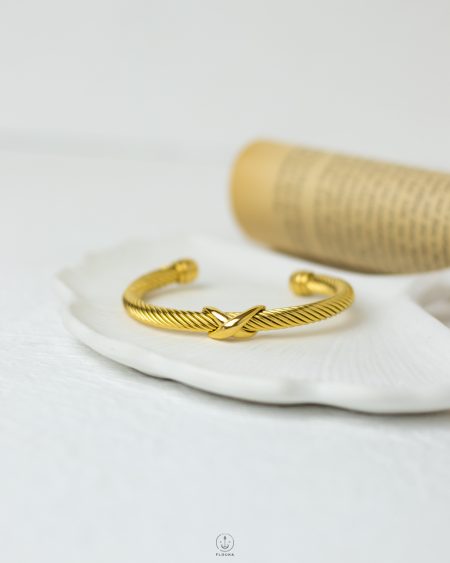 gold v bracelet