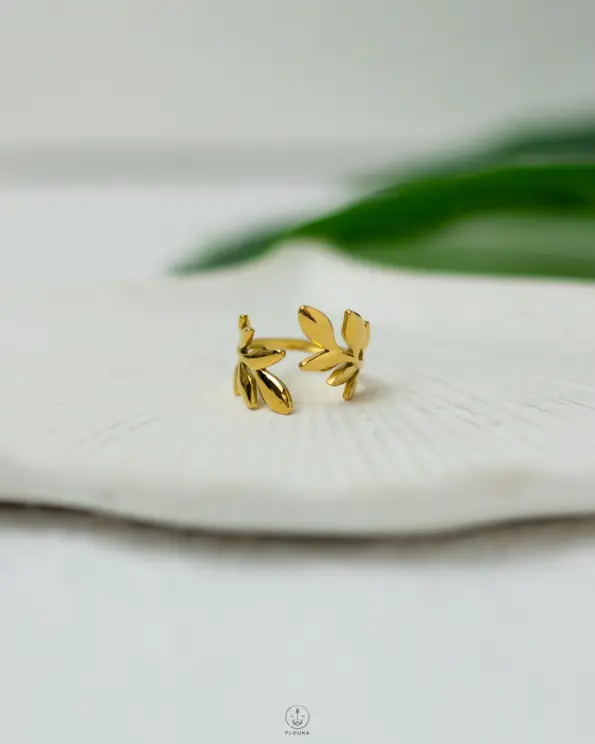 leafs gold ring
