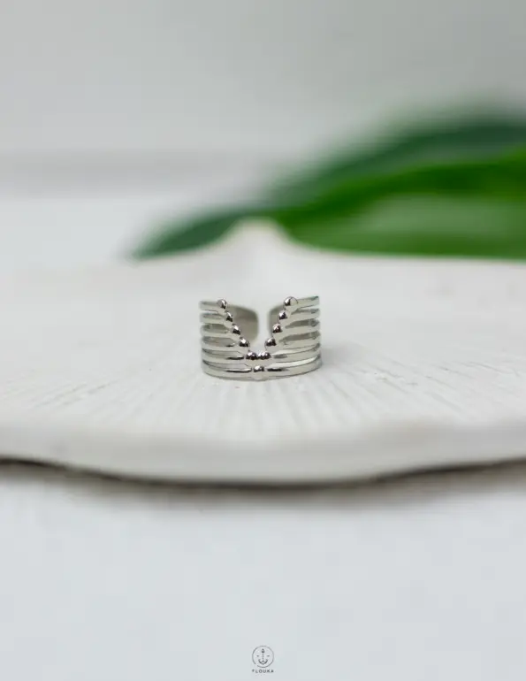 silver v ring