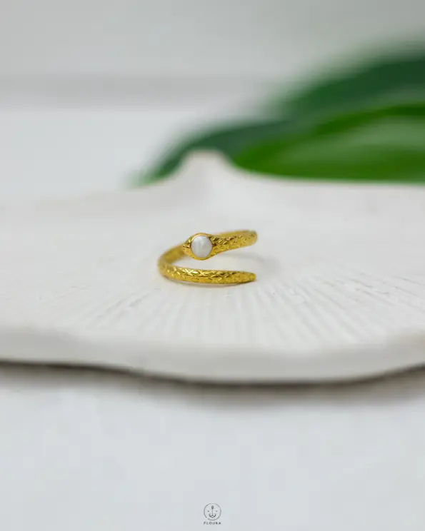 WHITE RASIN SNAKE gold ring