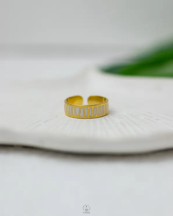 white rasin gold ring