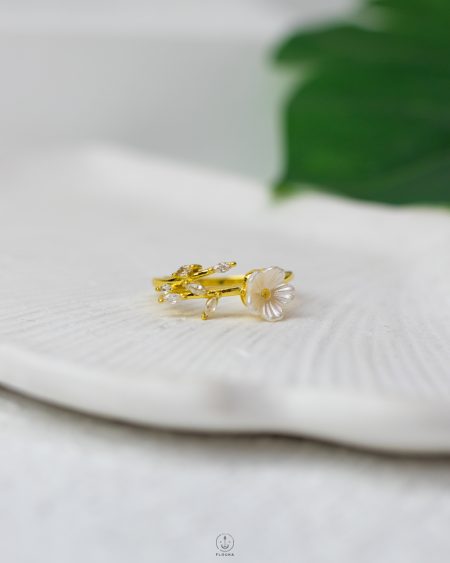 white flower gold ring