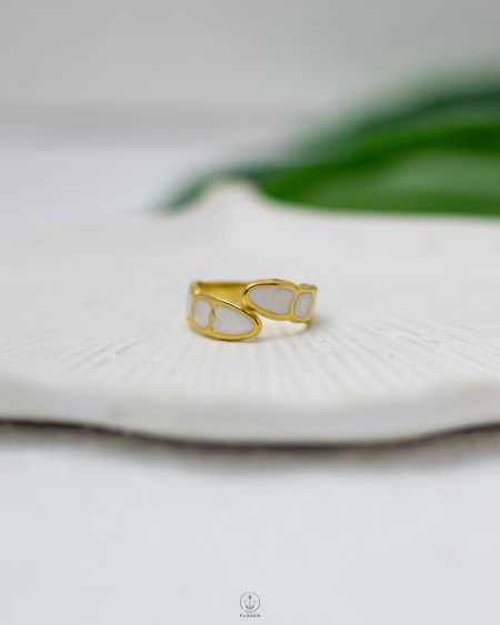 white rasin gold ring