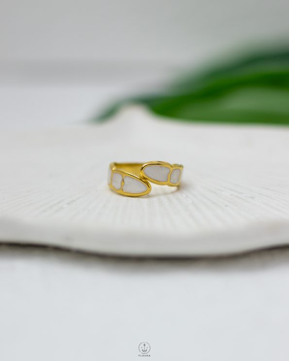 white rasin gold ring