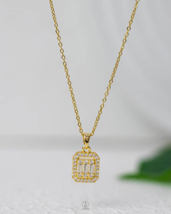 triple Crystal strus necklace